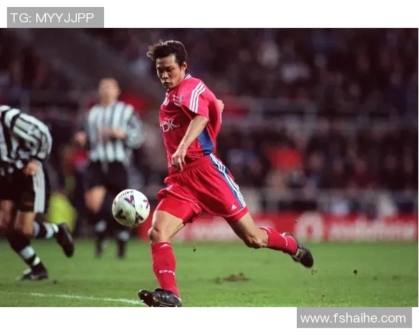 足球明星在绿茵场上展示踢飞盘的精彩瞬间与技巧魅力 足球明星在绿茵场上展示踢飞盘的精彩瞬间与技巧魅力